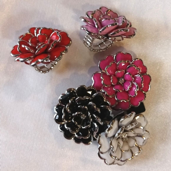 NWT Pretty large flower ring 5 for $33 or $8 each. Stretch: one size fits most - Picture 6 of 6